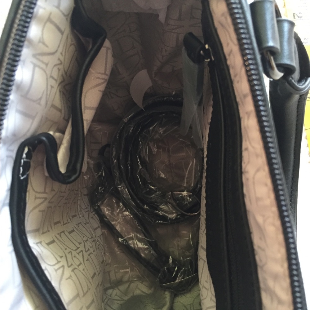 NWOT, Danielle Nicole Alexa Baby cross body - Picture 6 of 11